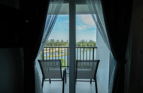 Kram Condominio | Mini Studio Queen bed w/ armchair, Lake view, Kitchen, AC and Wi-Fi