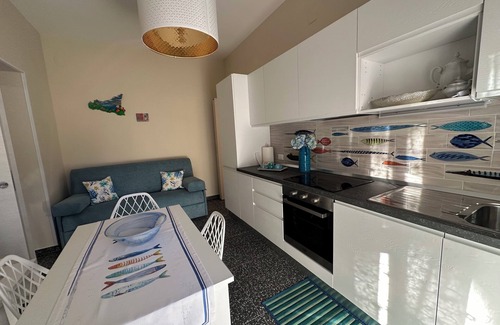 Milazzo Casa | Miniappartamento di 40mq, Cucina di 3 m con Lavastoviglie, Lavatrice, Balcone