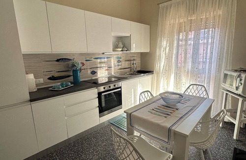 Milazzo Casa | Miniappartamento di 40mq, Cucina di 3 m con Lavastoviglie, Lavatrice, Balcone