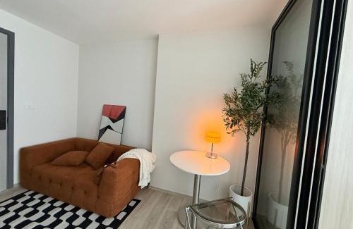 Mueang Samut Prakan District Apartamento | Minimal Cozy Stay 2 Mins to Si Dan MRT 14nights minimum