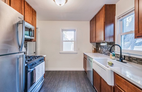 St. Louis Park Casa | Minimal, Modern, Centrally Located Home. Pet friendly!