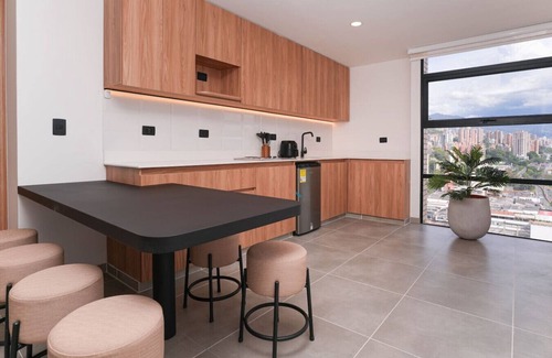 San Diego Apartamento | Minimalist 3BR w/Cowork & Jacuzzi -El Poblado Gem