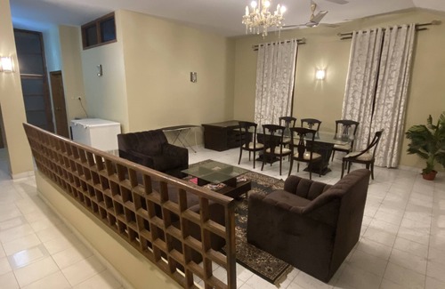 Gulshan-e-Iqbal Casa | Minimalist house, 5 minutes from National Stadium