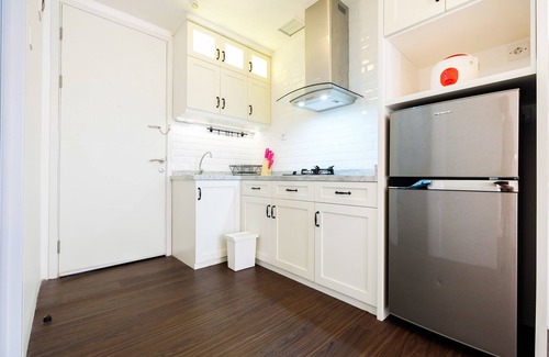 Jatinegara Apartamento | Minimalist Studio at Bassura City Apartment By Travelio