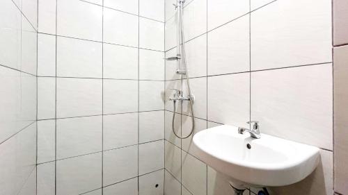 Makassar Apartamento | Minimalist Studio (No Kitchen) at Bandaraya - Tallasa City Makassar Apartment By Travelio