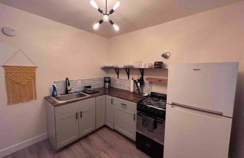 Great Falls Apartamento | Minimalist Urban Unit: Sleek 1-Bedroom Sanctuary