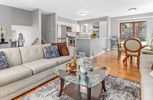 Apple Valley Casa | Minnesota Designer Stay: Mall of America, ValleyFair, & Minnesota Zoo