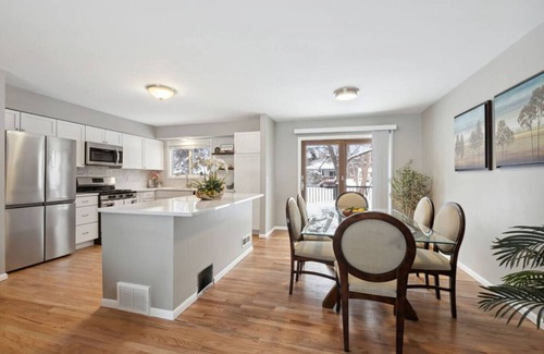 Apple Valley Casa | Minnesota Designer Stay: Mall of America, ValleyFair, & Minnesota Zoo