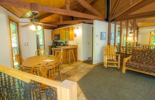 Puposky Cabina | Minnesota Octagon Treehouse - Private Jacuzzi & Forest Views