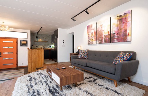 Seward Casa | MINNeSTAY* Dove's Nest