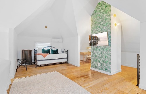Whittier Casa | MINNeSTAY | Eat Street Suites