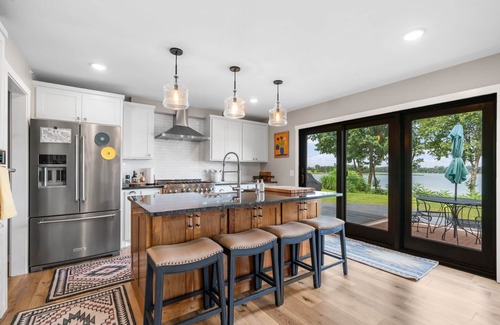 Lindstrom Casa | MINNeSTAY* Kichisaga Retreat Lake Home | Family