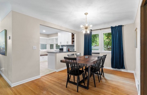 Linden Hills Casa | MINNeSTAY* Minikahda Vista | Hot tub
