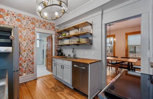 Powderhorn Park Casa | MINNeSTAY* Powderhorn Perch | Private Fenced Yard