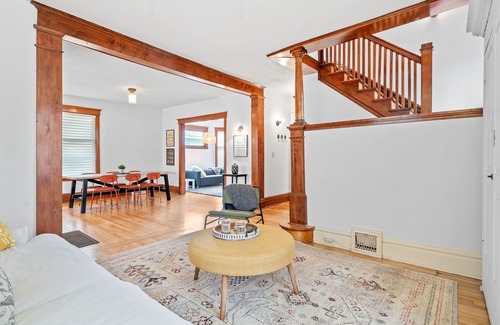 Linden Hills Casa | MINNeSTAY* Sheridan Cottage | Lake Harriet