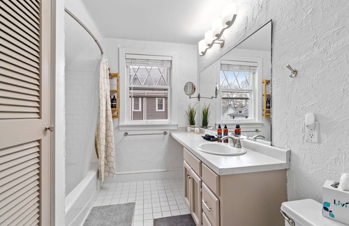 Linden Hills Casa | MINNeSTAY* Sheridan Cottage | Lake Harriet