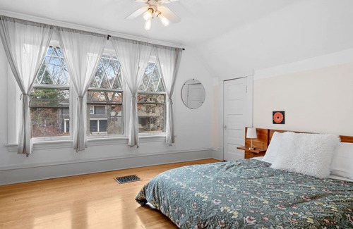 Linden Hills Casa | MINNeSTAY* Sheridan Cottage | Lake Harriet
