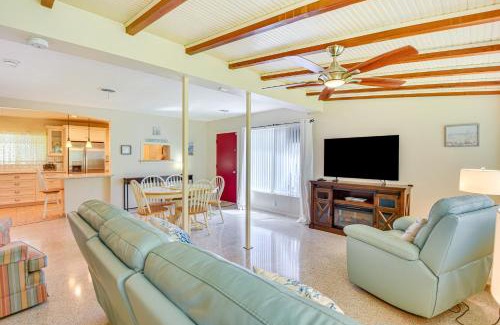 Bradenton Casa | Mins from Anna Maria Island Bright Home with Pool!