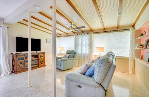 Bradenton Casa | Mins from Anna Maria Island Bright Home with Pool!