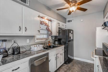Ellendale Casa | Mins from Parks Hiking & Dining- Brick Bungalow