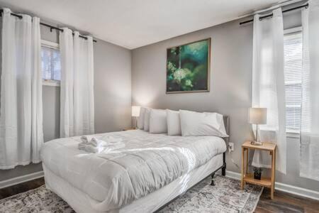 Ellendale Casa | Mins from Parks Hiking & Dining- Brick Bungalow