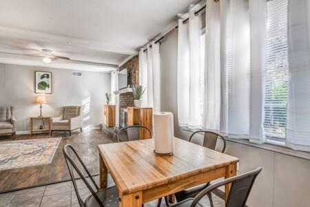 Ellendale Casa | Mins from Parks Hiking & Dining- Brick Bungalow