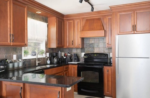 Forest Park Casa | Mins to 5-Points/Outdoor Awning-Highland Hideaway