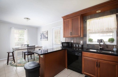 Forest Park Casa | Mins to 5-Points/Outdoor Awning-Highland Hideaway