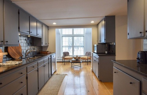 Cummaquid Casa | Mins to Beach, Barnstable Village, New Kitchen!