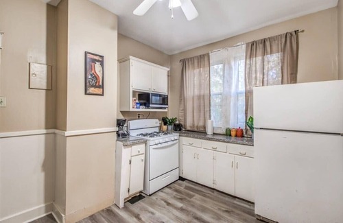 Evergreen Apartamento | Mins to Downtown, Bottom Unit - Bluemoon Bungalow