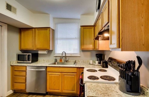 Savannah Casa | Mins To Downtown! Ping-Pong&Pets - Halcyon Hangout