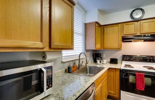 Savannah Casa | Mins To Downtown! Ping-Pong&Pets - Halcyon Hangout