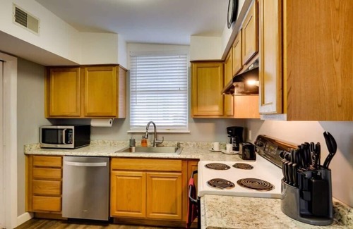 Savannah Casa | Mins To Downtown! Ping-Pong&Pets - Halcyon Hangout