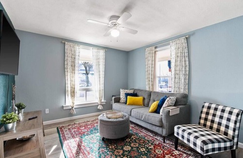 West Central Casa | Mins To Dwntwn & Arena | Backyard | BBQ | King Bed