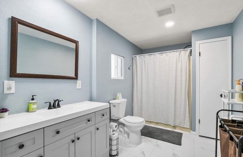 West Central Casa | Mins To Dwntwn & Arena | Backyard | BBQ | King Bed