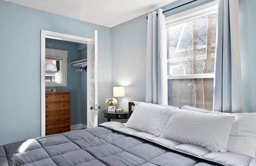 West Central Casa | Mins To Dwntwn & Arena | Backyard | BBQ | King Bed