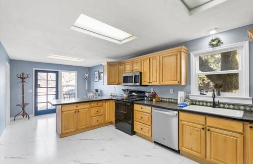 West Central Casa | Mins To Dwntwn & Arena Backyard BBQ King Bed