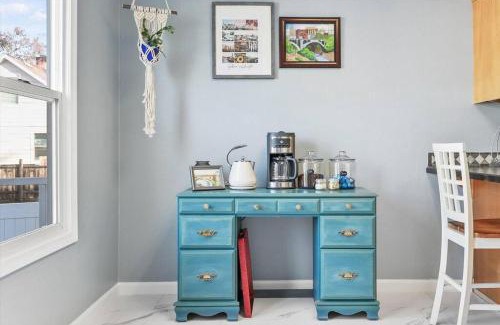 West Central Casa | Mins To Dwntwn & Arena Backyard BBQ King Bed