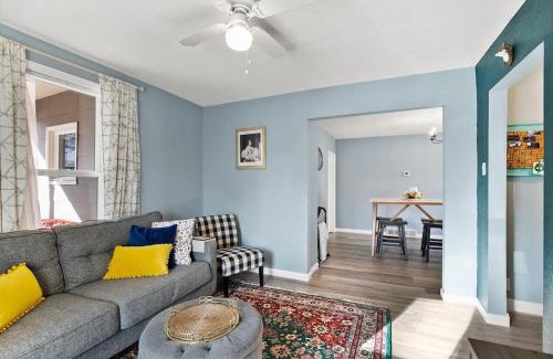 West Central Casa | Mins To Dwntwn & Arena Backyard BBQ King Bed