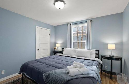 West Central Casa | Mins To Dwntwn & Arena Backyard BBQ King Bed