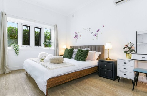 Burwood Casa | Mins to Mall Convenient 3Beds Classic Charm Home