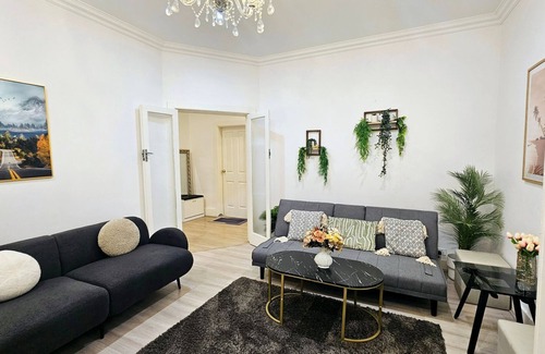 Burwood Casa | Mins to Mall Convenient 3Beds Classic Charm Home