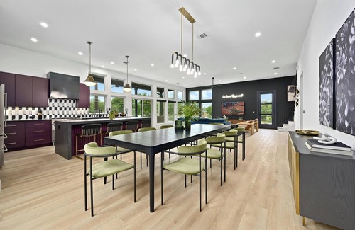 Central East Austin Casa | Bar, Lounge with Projector, Pool, + Hot Tub!