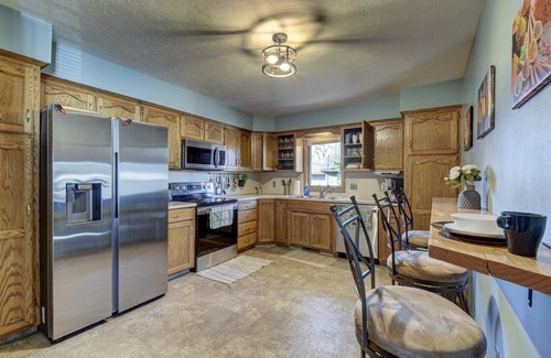 Council Bluffs Casa | Minutes away by foot to pedestrian bridge