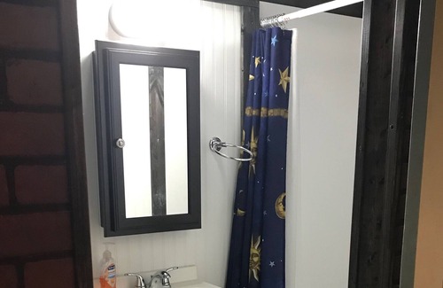 Charleston Cabina | Minutes away from downtown Charleston and Folly Beach!