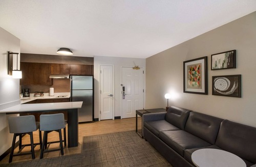 Richardson Hotel | Minutes Away From The Dallas World Aquarium! W/ Pool, FREE Breakfast & Parking!