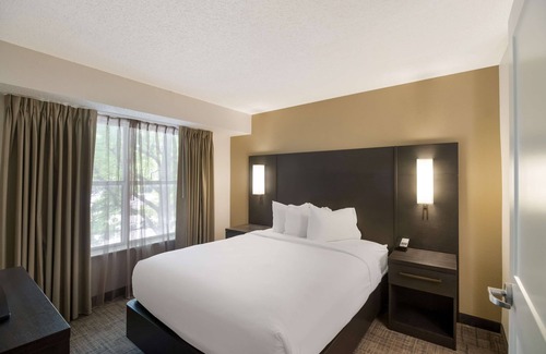 Richardson Hotel | Minutes Away From The Dallas World Aquarium! W/ Pool, FREE Breakfast & Parking!