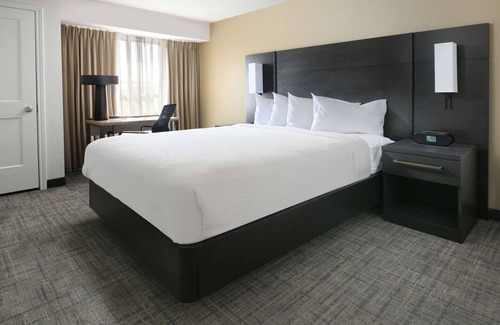 Richardson Hotel | Minutes Away From The Dallas World Aquarium! 2 Big Units with Kitchens, Parking!