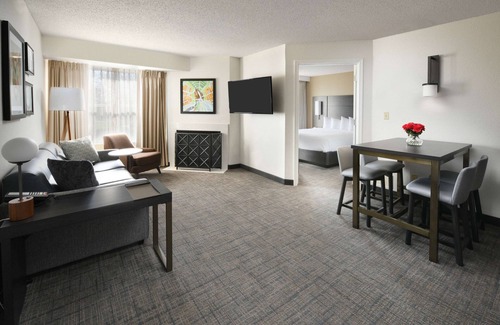 Richardson Hotel | Minutes Away From The Dallas World Aquarium! 2 Big Units with Kitchens, Parking!