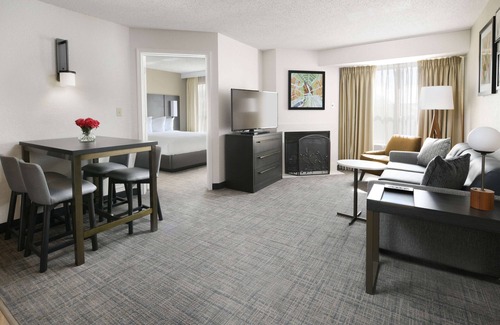 Richardson Hotel | Minutes Away From The Dallas World Aquarium! 2 Big Units with Kitchens, Parking!